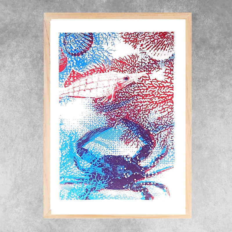 Sérigraphie artisanale « Crabe et Corail » – tirage d’art 2 couleurs imprimé à la main en France, représentant un crabe et des coraux, décoration murale marine et artisanale.