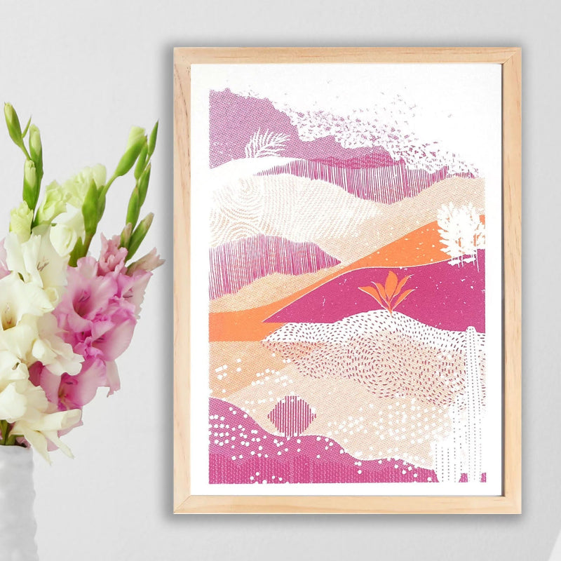 Sérigraphie artisanale « Dunes » – tirage d’art 2 couleurs imprimé à la main en France, paysage rosé inspiré des collines au coucher du soleil, décoration murale poétique.