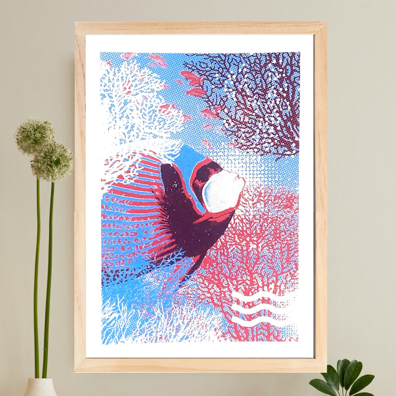 Sérigraphie artisanale « Atoll » – tirage d’art 2 couleurs imprimé à la main en France, œuvre inspirée des lagons tropicaux, décoration murale marine et artisanale.