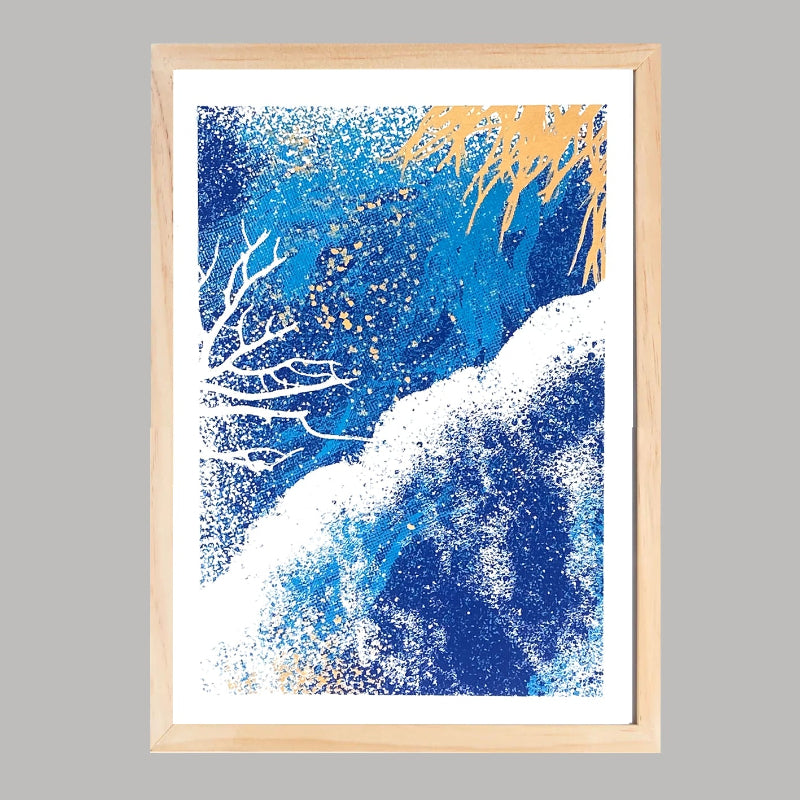 Sérigraphie artisanale « La Marée » – tirage d’art 3 couleurs imprimé à la main en France, œuvre inspirée du mouvement des vagues, décoration murale marine et apaisante.
